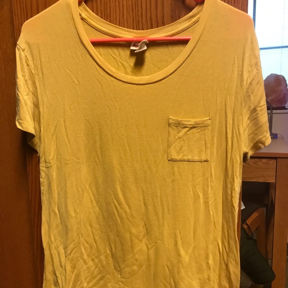 Yellow pocket t-shirt